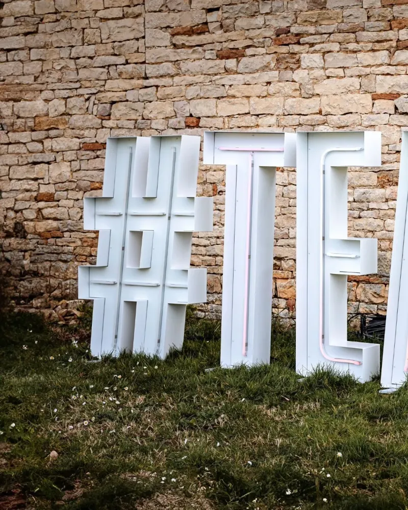 Lettres géantes près de Attignat